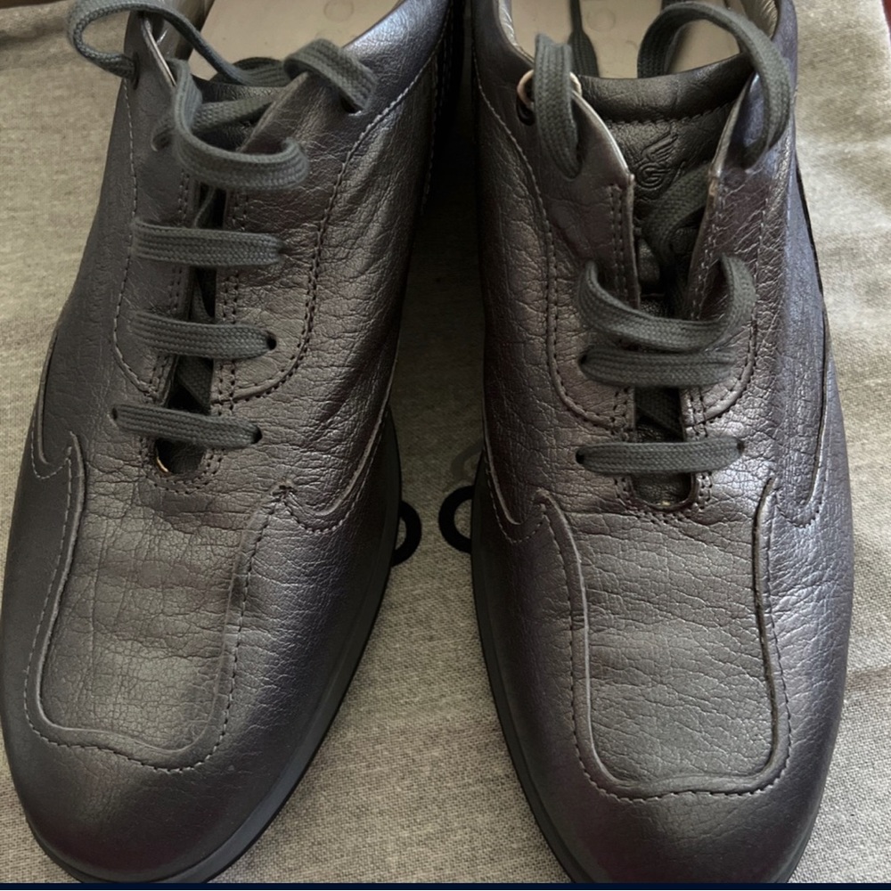 Hogan Sneakers NEW IN A BOX Size 9